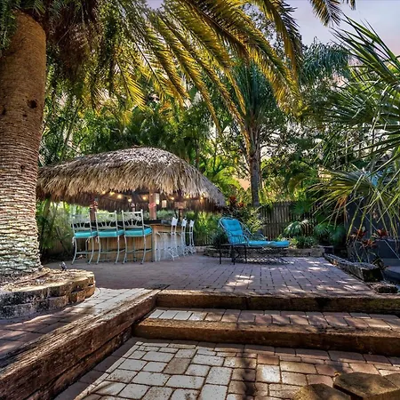 Sneaky Tiki: Heated Saltwater Pool+5 Min To Beach